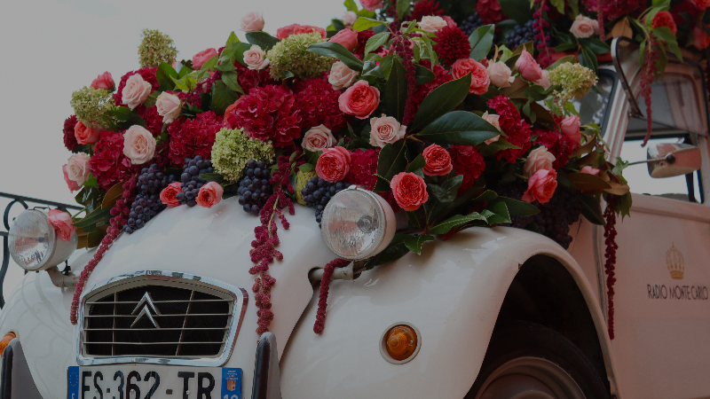 Une table française élégante pour un repas convivial, célébrant l'art de vivre et la gastronomie française